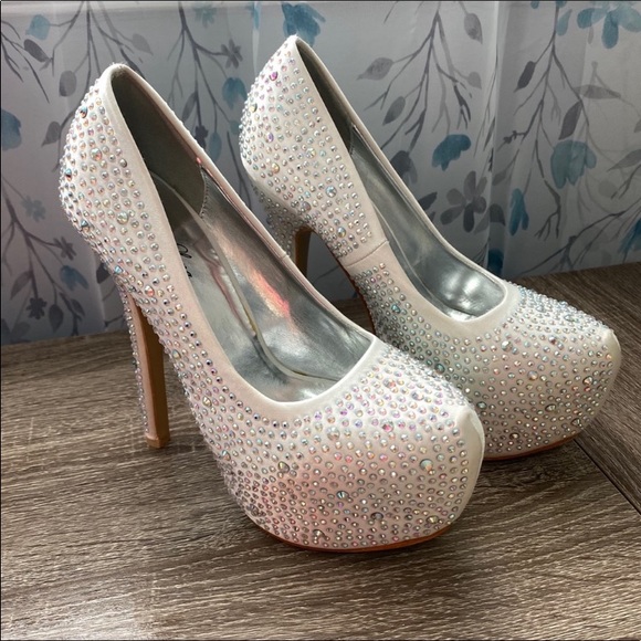 Joyce Leslie heels, beautiful crystal detail, size 7 - Picture 5 of 5